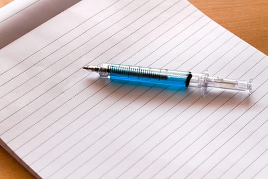 Ballpoint like hypodermic needle or -syringe with wrting-paper