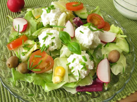 Salad with goat cream cheese balls