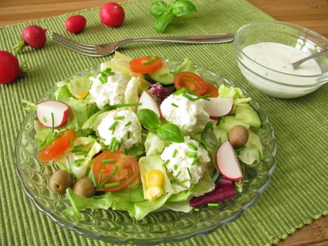 Salad with goat cream cheese balls
