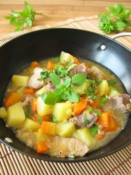 Wok goulash with vegetables and herbs