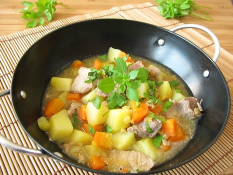 Wok goulash with vegetables and herbs