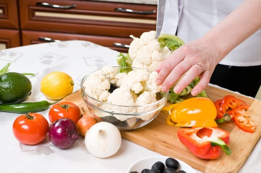 Preparation of vegetarian salad from fresh vegetables