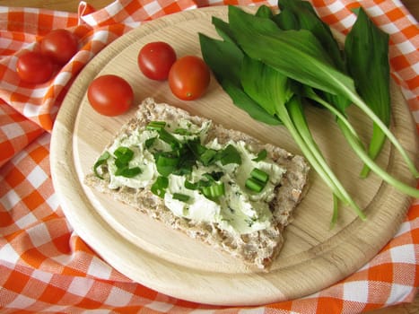 Crispbread with wild garlic cream cheese