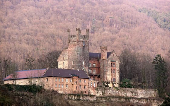 The Mittelburg is a well-preserved medieval castle in the four-castle town of Neckarsteinach,which is still inhabited today. It is the second oldest of the four castles Vorderburg,Mittelburg,Hinterburg and Schwalbennest.