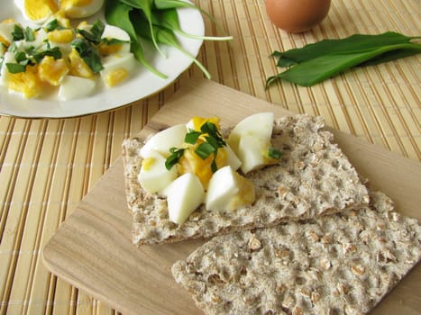 Egg salad with wild garlic on crispbread