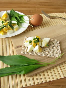Egg salad with wild garlic on crispbread