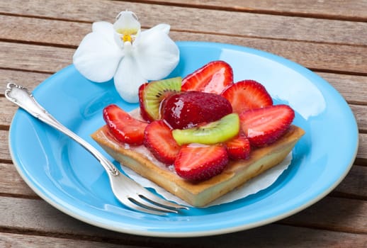 strawberry cake with kiwi