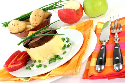 fried liver with mashed potatoes and apple