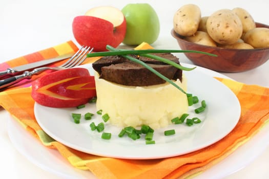 fried liver with mashed potatoes and apple