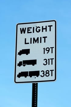 A Truck weight limit sign