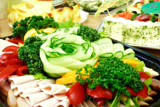 Close view of the sliced vegetable and ham
