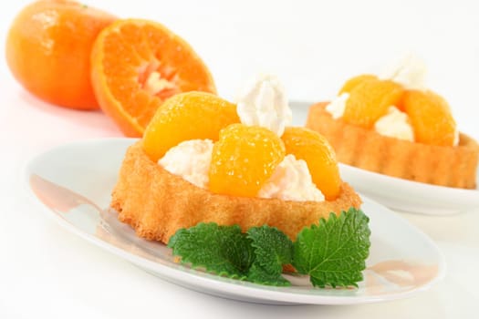 Mandarin tartlet with cream and lemon balm