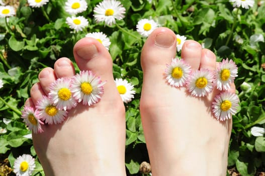 Feet with daisies