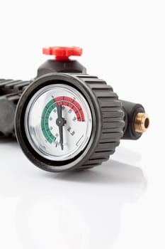 Pressure regulator with pressure gauge
