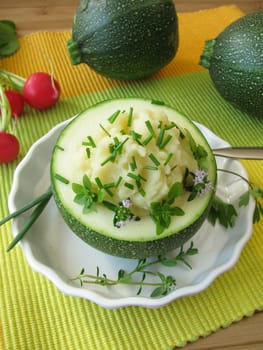Scoop zucchini stuffed with mashed potatoes