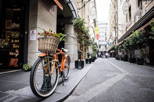 MELBOURNE, AUSTRALIA - MARCH 26 2023: Melbourne's famous Degraves St with bike on an overcast autmn morning in Melbourne, Australia
