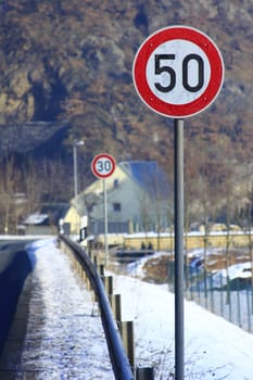 Speed limit before a dangerous curve