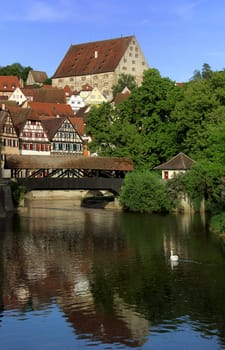 Schwäbisch Hall: Roter Steg over the Kocher and the "Neunbau"" at the highest point of the old town (formerly the armoury and granary)"