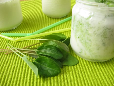 Yoghurt smoothie with sorrel