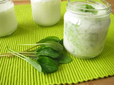 Yoghurt smoothie with sorrel
