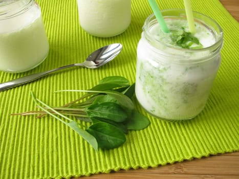 Yoghurt smoothie with sorrel