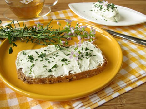 Herb quark with meadowfoam on bread