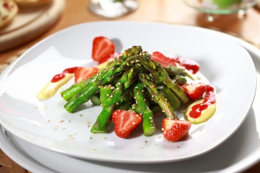 Appeitizer - caramelized asparagus with strawberry and Hollandaise sauce