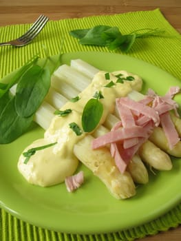 Asparagus with sorrel butter sauce and ham