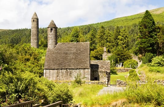 Saint Kevin Church (Kitchen) is a symbol of Ireland and part of Glendalough (Gleann Da Loch) Heritage Center in the Wicklow Mountains. The early monastic settlement was built around the years 500 and includes a famous Round Tower about 30 m high.