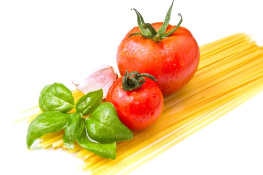 Raw spaghetti with fresh tomatoes