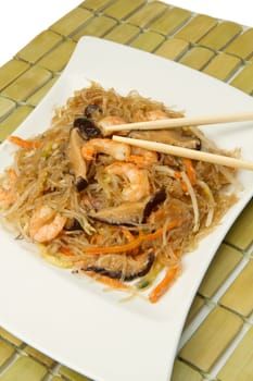 spaghetti chinese with shrimp and mushroom
