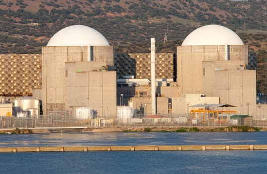Nuclear power station with two atomic reactors