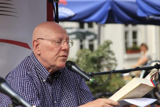 On the occasion of the Meissen Literatrutage 2011,the writer Ulf Schiewe reads from one of his historical novels on the market square in Meissen