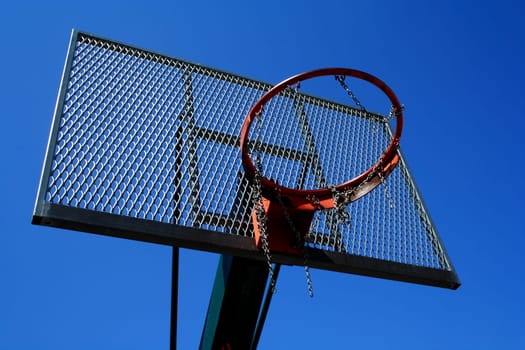 Street basketball basket zoomed foto on blue sky