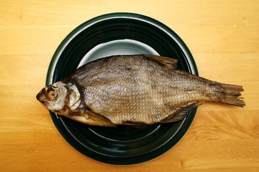 Close-up foto of bream lying in black bowl