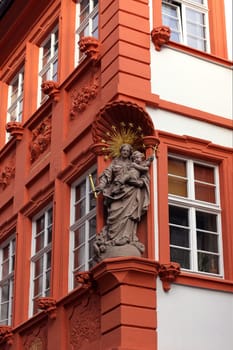 The Medersche Haus (Hauptstraße 168 in Heidelberg) is a richly decorated town house from the 18th century. It was acquired in 1827 by the merchant Ludwig Meder. In the corner of the first floor (facing Kettengasse) stands this Madonna figure in a mu