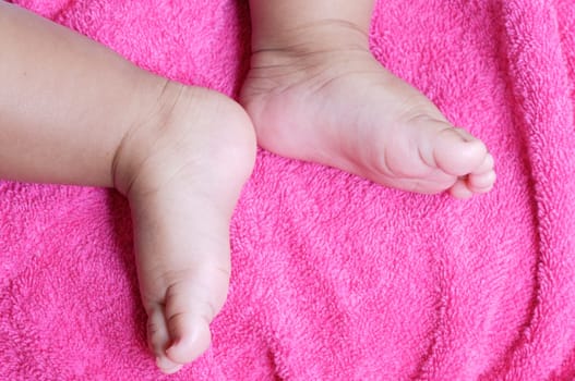 a baby toes a over pink background