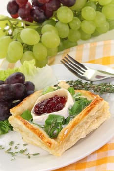 Puff pastry baskets filled with spring onions and goat cheese
