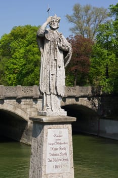 The raftsmen's monument on Munich's Isar
