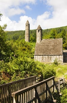 Saint Kevin Church (Kitchen) is a symbol of Ireland and part of Glendalough (Gleann Da Loch) Heritage Center in the Wicklow Mountains. The early monastic settlement was built around the years 500 and includes a famous Round Tower about 30 m high.