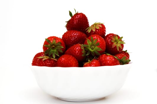Foto of fresh strawberry in bowl in studio