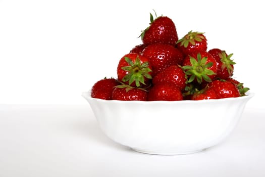 Foto of ripe strawberry in bowl in studio