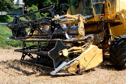 detail the mechanics of a combine harvester