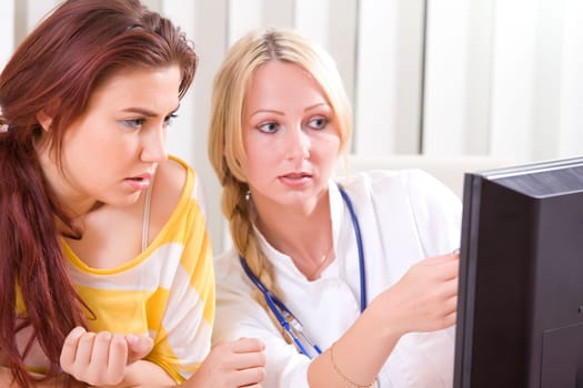 woman doctor showing patient analysis on computer monitor