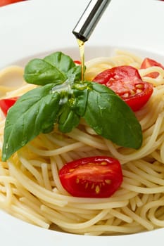 spaghetti with fresh tomatoes  and basil