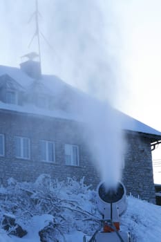 Snow cannon