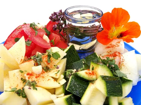 vegetarian vegetable, sliced ??raw zucchini and tomato with a small