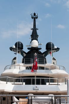 radar and telecommunications apparatus of a yacht