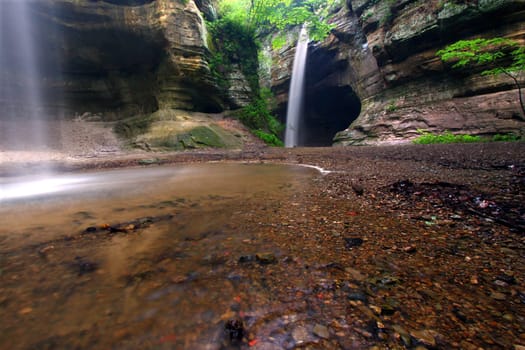 Waterfalls in Tonti Canyon at Starved Rock State Park.