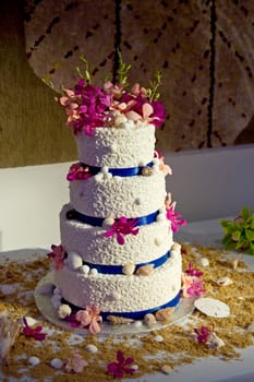 Image of a wedding cake with a beach theme